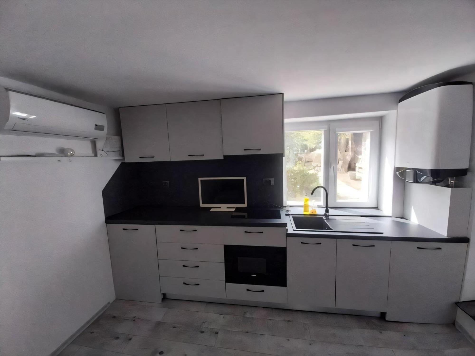 Independent In A House In The דירה